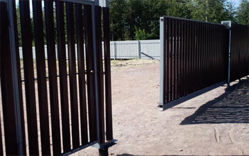 Распашные ворота с калиткой из металлопрофиля