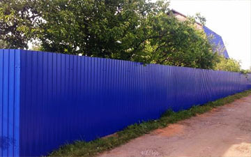 Забор из синего профнастила